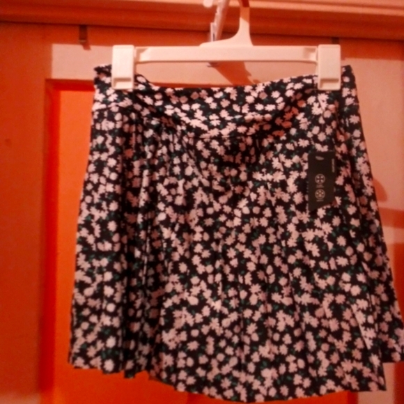 NWT WOMEN'S Med Skort - Picture 1 of 4
